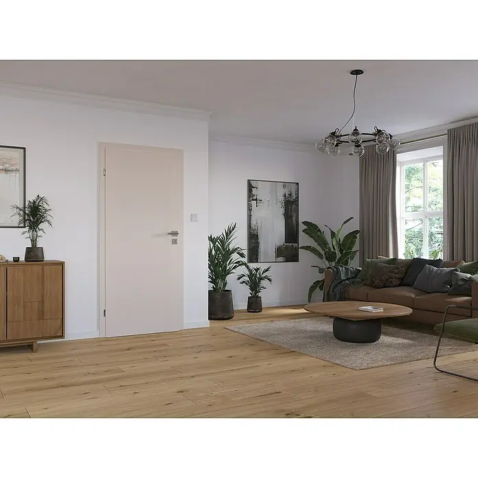Classen PL Zimmertür Garda - 985 x 1.985 mm, DIN Anschlag: Links, Kaschmir, Röhrenspan - Innenaufnahme eines Wohnzimmers mit Tür, Kommode, Couchtisch und Beleuchtung. Die Tür ist schlicht, die Möbel modern und stilvoll.