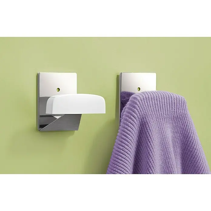 Inofix Colgador adhesivo 2045 - Cromo - Primer plano de un jabonera blanca y un perchero de plata con un jersey morado colgando.