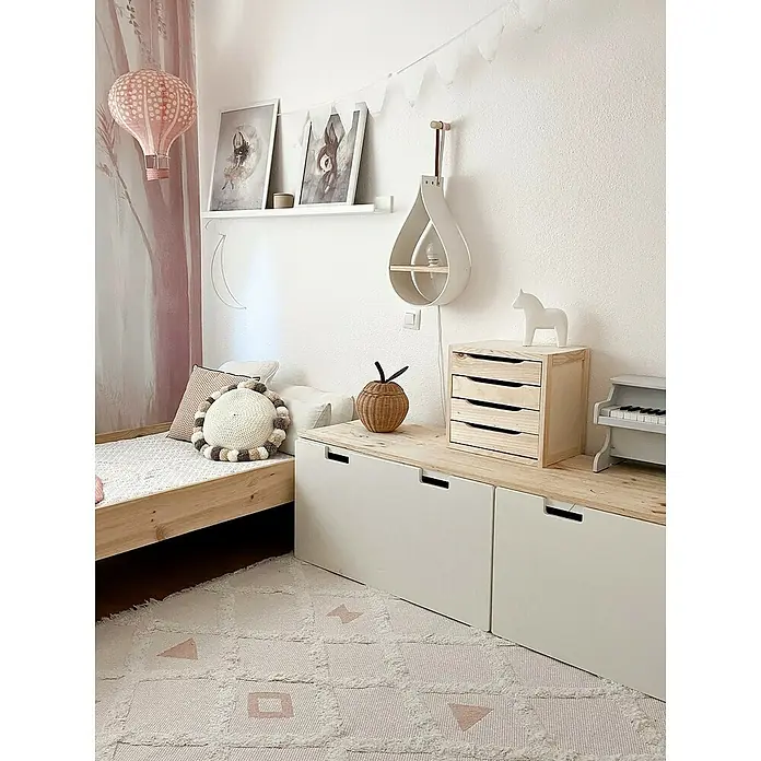 Astigarraga Cajonera Natura - L x An x Al: 30 x 39 x 45,8 cm, Número de cajones: 5 ud., Madera, Beige - Habitación infantil linda con lámpara rosa de globo aerostático, estante de pared con fotos y una solución de almacenamiento de madera lúdica.