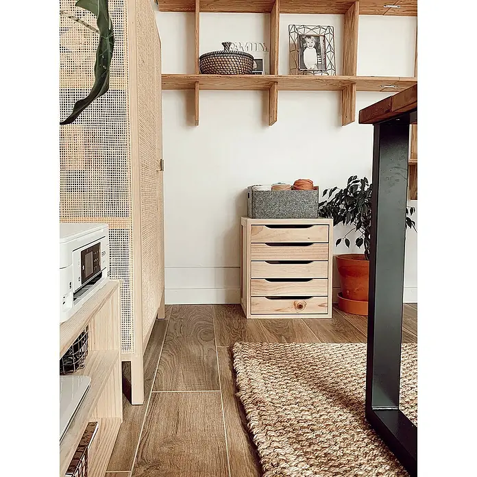 Astigarraga Cajonera Natura - L x An x Al: 30 x 39 x 45,8 cm, Número de cajones: 5 ud., Madera, Beige - Cómoda de madera clara con cuatro cajones y una caja de tela gris encima, ideal para la oficina o el hogar para guardar objetos pequeños.