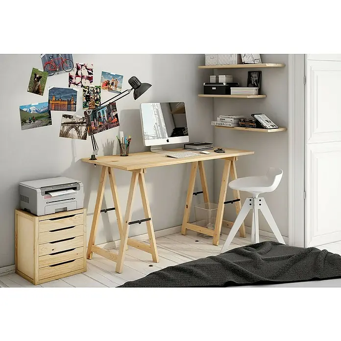 Astigarraga Cajonera Natura - L x An x Al: 30 x 39 x 45,8 cm, Número de cajones: 5 ud., Madera, Beige - Un espacio de trabajo moderno y luminoso con una mesa de madera, un iMac y una lámpara de escritorio, ideal para estudiar o trabajar cómodamente.