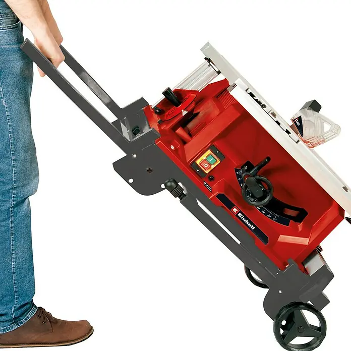 Einhell Tischkreissäge TE-CC 250 UF - 2.000 W, Durchmesser Sägeblatt: 250 mm - Mobiler Einhell Tischkreissäge mit rotem Gehäuse und Griff, der von einer Person gehalten wird.
