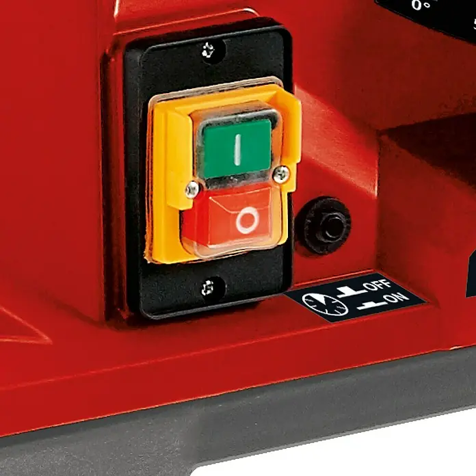 Einhell Tischkreissäge TE-CC 250 UF - 2.000 W, Durchmesser Sägeblatt: 250 mm - Detailaufnahme des gut sichtbaren Ein/Aus-Schalters mit Schutzabdeckung einer roten Tischkreissäge für sicheres Arbeiten.