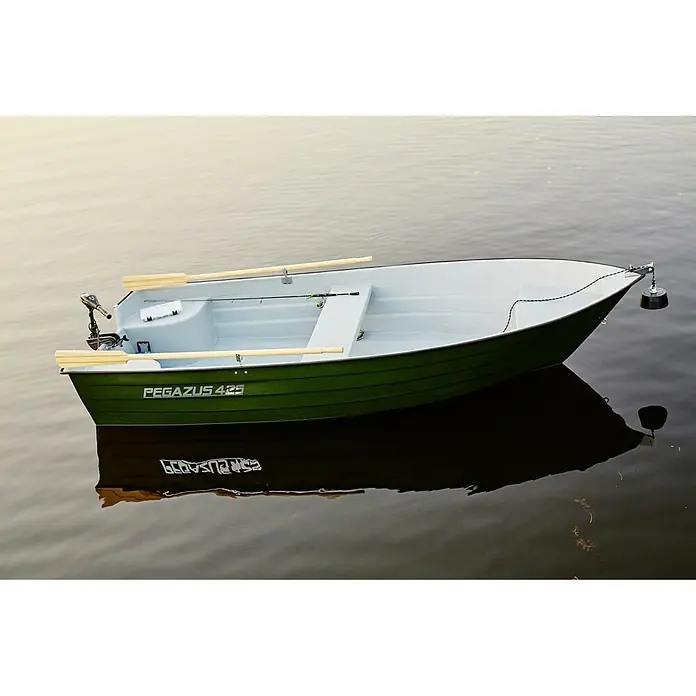 PEGAZUS GFK-Boot Fisher - Geeignet für: Max. 4 Personen, CE-Klasse C - Grünes Pegazus 425 Boot auf dem Wasser.