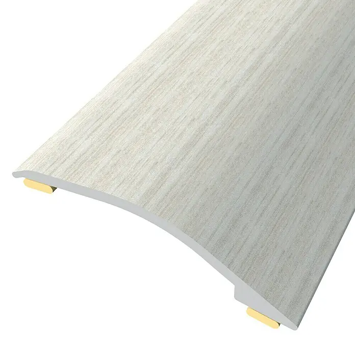 Baglinox Perfil de transición inclinado Roble - S9 - 90 cm x 38 mm, Pegado - Primer plano de una tira de umbral con efecto de madera clara, ideal para pisos. La construcción duradera asegura una conexión estética y duradera.