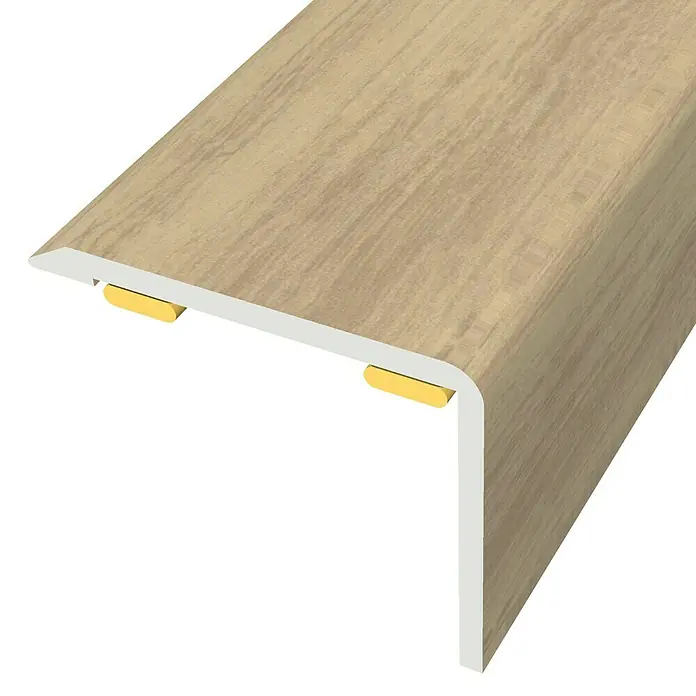 Baglinox Perfil angular Roble - D7 - 135 cm x 25 mm x 20 mm, Pegado - Primer plano de un elegante borde de escalera de madera con acentos dorados. Ideal para interiores modernos.