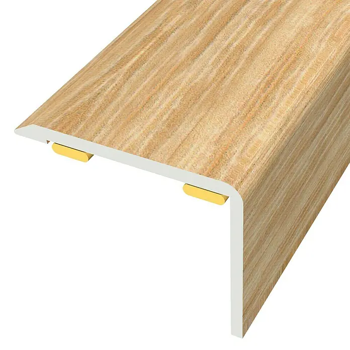 Baglinox Perfil angular Sherbrooke - 6D - 135 cm x 25 mm x 20 mm, Pegado - Detalle de un perfil para peldaños con aspecto de madera y fijaciones doradas, ideal para interiores modernos.