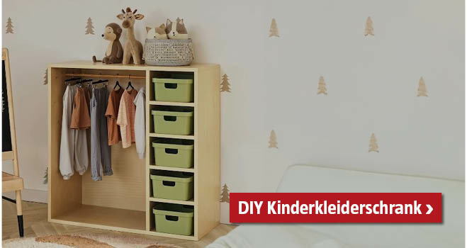 Selbstgemachter Kleiderschrank aus Holz im Kinderzimmer