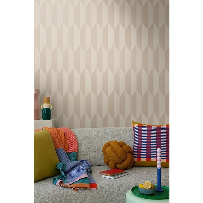 A.S. Création Cosmoliving by Cosmopolitan Vliestapete 3D-Grafik - Beige-Metallic, Grafisch, 10,05 x 0,53 m - Nahaufnahme eines Wohnzimmers mit Kissen, Decken und einer dekorativen Wand, die eine gemütliche und stilvolle Atmosphäre schafft.