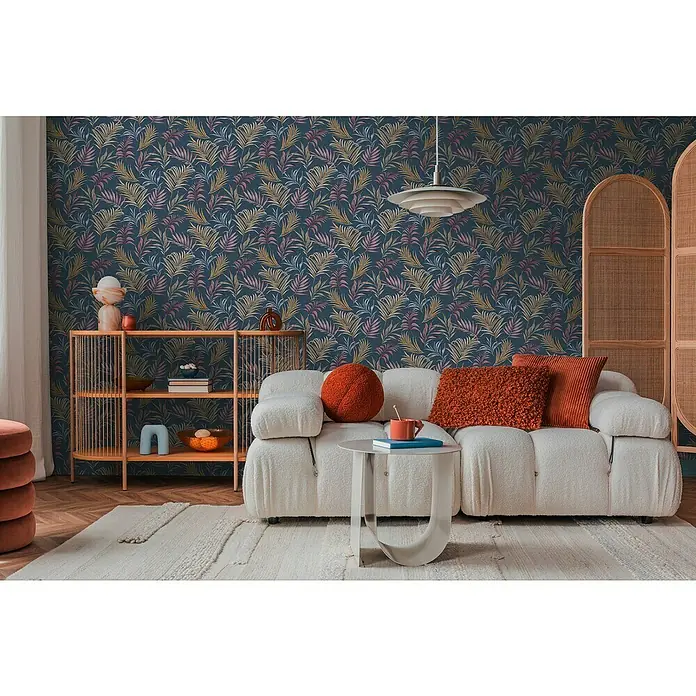 A.S. Création Cosmoliving by Cosmopolitan Vliestapete Ranken - Blau-Lila-Gelb, Floral, 10,05 x 0,53 m - Einladendes Wohnzimmer mit einem stilvollen Sofa, dekorativen Kissen und einem eleganten Beistelltisch, perfekt für gemütliche Stunden.