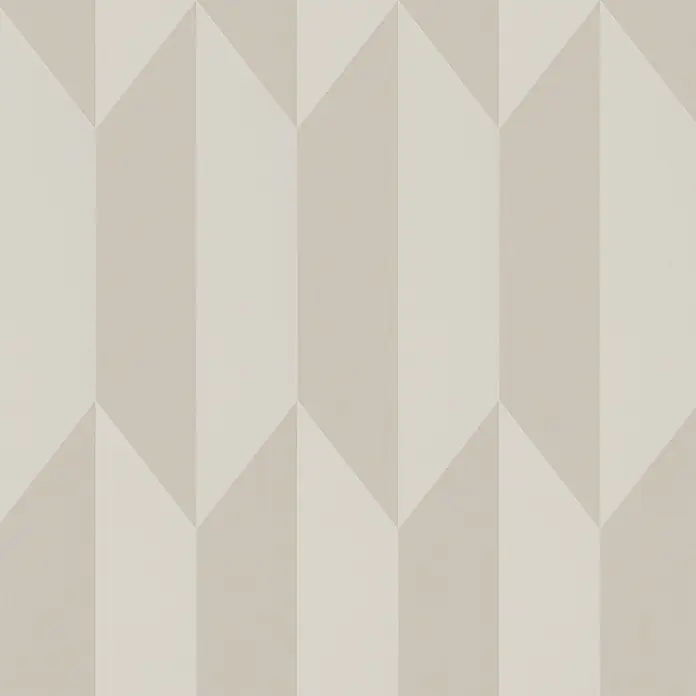 A.S. Création Cosmoliving by Cosmopolitan Vliestapete 3D-Grafik - Beige-Metallic, Grafisch, 10,05 x 0,53 m - Nahaufnahme eines gemusterten, beigen 3D-Effekt-Wandpaneels mit vertikalen, geometrischen Formen für eine moderne Wanddekoration.