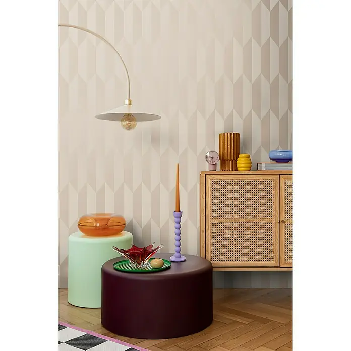 A.S. Création Cosmoliving by Cosmopolitan Vliestapete 3D-Grafik - Beige-Metallic, Grafisch, 10,05 x 0,53 m - Interieur mit auffälligen Möbeln wie einem hellgrünen Hocker, einem bordeauxroten Hocker und einem Rattanschrank, beleuchtet durch eine Bogenlampe.