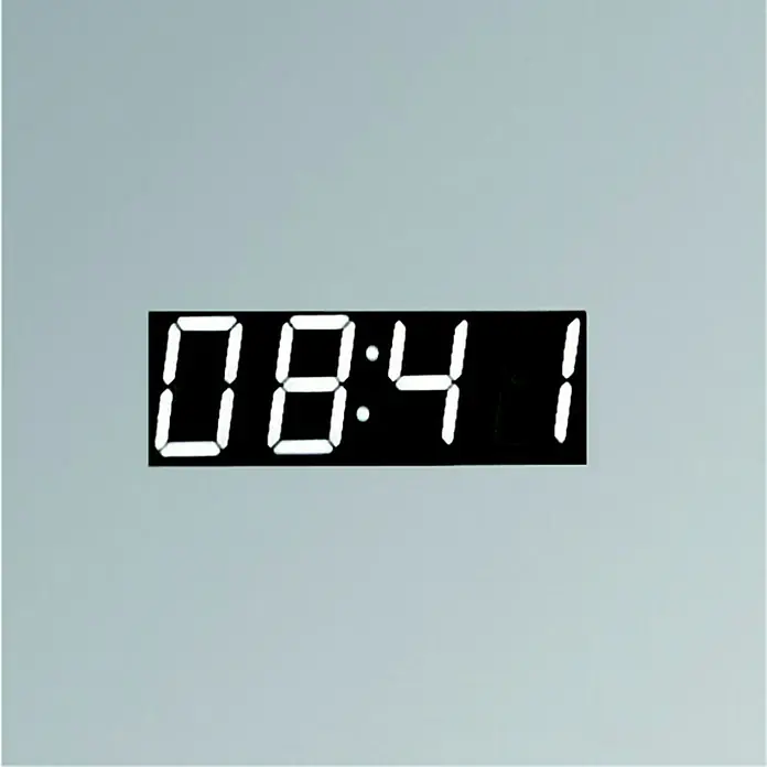 DSK LED-Lichtspiegel Chrystal Creek - 50 x 70 cm, Eingebaute Digitaluhr - Nahaufnahme einer Digitaluhr, die 08:41 anzeigt, vor einem neutralen Hintergrund. Das Display ist klar und gut lesbar.