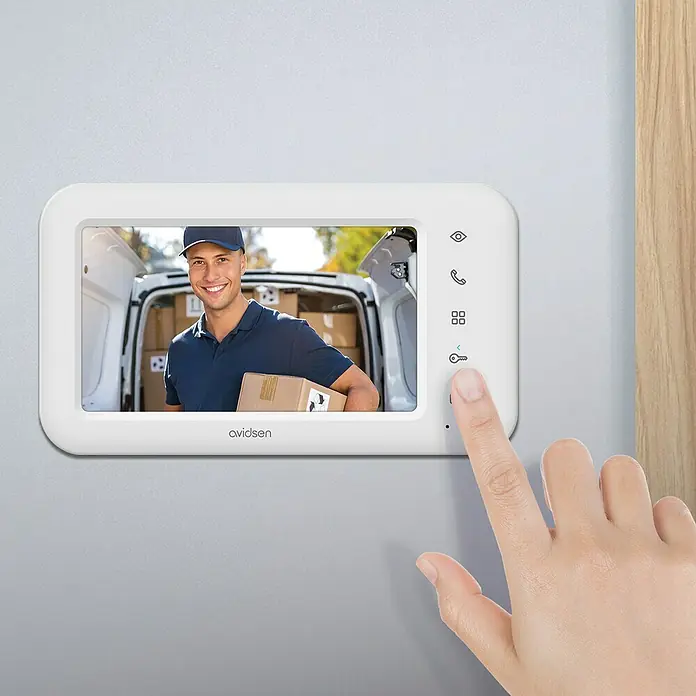 Avidsen Farb-Video-Türsprechanlage Elia Smart 2 - 1-Familienhaus - Nahaufnahme eines Avidsen-Video-Türsprechanlagen-Monitors mit Fingerdruck auf eine Taste.