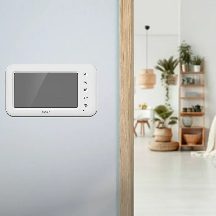 Avidsen Farb-Video-Türsprechanlage Elia Smart 2 - 1-Familienhaus - Wandmontierter Avidsen-Video-Türsprechanlagenmonitor mit Tasten zur Bedienung.