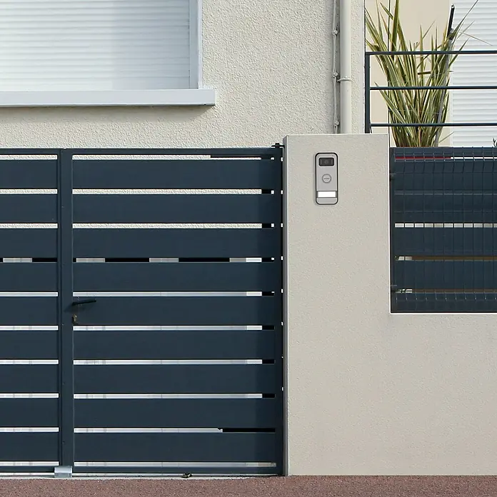 Avidsen Farb-Video-Türsprechanlage Elia Smart 2 - 1-Familienhaus - Moderne graue Gartenzaunanlage mit Briefkasten und Gegensprechanlage, die durch ihr schlichtes Design überzeugt und Sicherheit bietet.