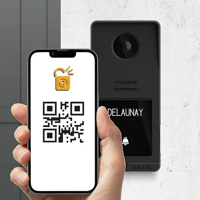 Extel Farb-Video-Türsprechanlage Smart kabelgebunden mit Fingerabdruckleser -  - Ein EXTEL Türsprechanlage mit einem Smartphone, das einen QR-Code anzeigt, zur einfachen Konfiguration.