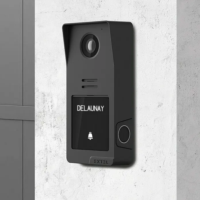 Extel Farb-Video-Türsprechanlage Smart kabelgebunden mit Fingerabdruckleser -  - Nahaufnahme einer modernen, grauen Extel-Video-Türsprechanlage an einer weißen Wand.