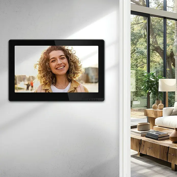 Extel Farb-Video-Türsprechanlage Smart kabelgebunden mit Fingerabdruckleser -  - Intelligente Extel-Videotürsprechanlage mit klarer Ansicht einer jungen Frau, die vor der Tür steht.