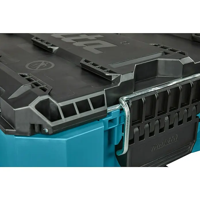 Makita Werkzeugkasten Maktrak M - Kunststoff, L x B x H: 56,2 x 38,7 x 16,2 cm - Detailaufnahme eines Makita-Werkzeugkoffers in Schwarz und Türkis, der robuste Bauweise und Funktionalität für den professionellen Einsatz verspricht.