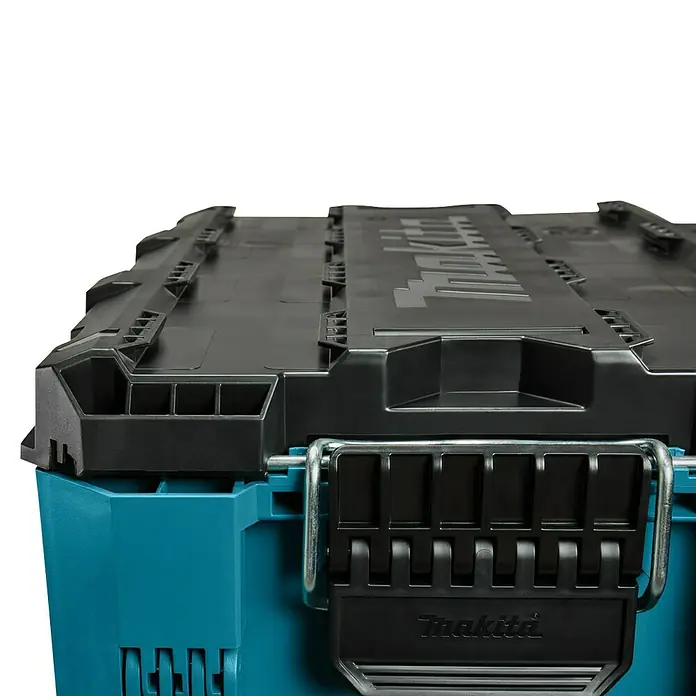 Makita Werkzeugkasten Maktrak XL - Kunststoff, L x B x H: 56,5 x 39,4 x 40,2 cm - Nahaufnahme eines Makita Werkzeugkoffers, der sich ideal zur Aufbewahrung und zum Transport von Werkzeugen eignet.