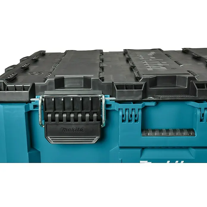 Makita Werkzeugkasten Maktrak L - Kunststoff, L x B x H: 80,2 x 56,5 x 25,2 cm - Detailaufnahme eines Makita Werkzeugkoffers mit robustem Verschluss und praktischem Tragegriff, ideal für den professionellen Einsatz.