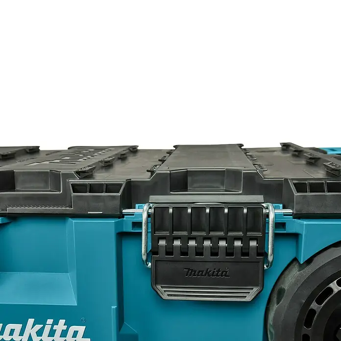 Makita Werkzeugkasten Maktrak Trolley L - Kunststoff, L x B x H: 101,1 x 56,5 x 29,5 cm - Nahaufnahme eines Werkzeugkastens von Makita mit einem robusten Verschluss und dem Firmenlogo, ideal für Handwerker.