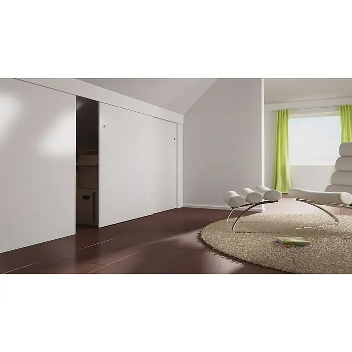 Hettich Dachschrägenadapter-Set - Kunststoff, Traglast: 50 kg - Helle, moderne Inneneinrichtung mit weißen Schiebetüren, einem Design-Sessel auf einem Teppich und grünen Vorhängen vor dem Fenster.