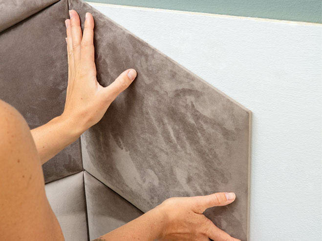 Ein Wandpolster Element wird an die Wand geklebt