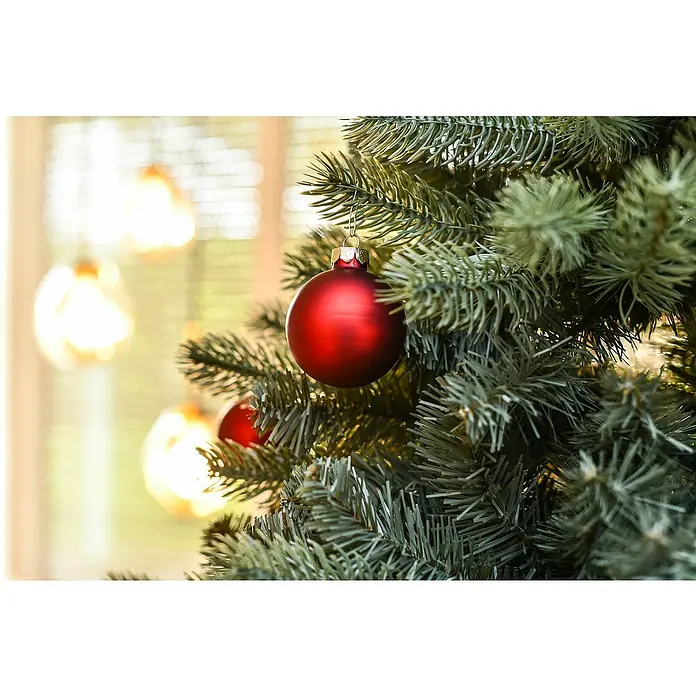 50 NRTH Künstlicher Weihnachtsbaum Vermont - Höhe: 210 cm, Grün, Standfuß - Nahaufnahme eines geschmückten Weihnachtsbaums mit einer roten Weihnachtskugel, festlich und einladend für die Weihnachtszeit.
