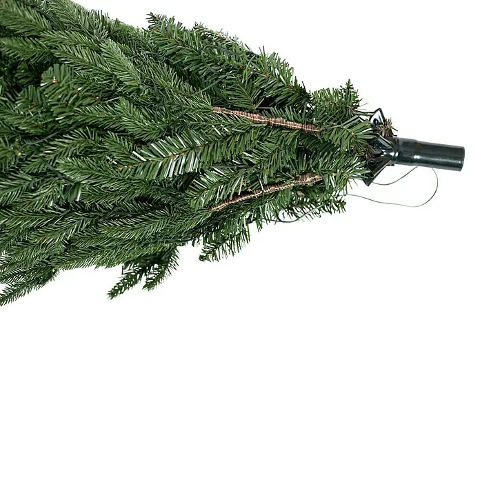 50 NRTH Künstlicher Weihnachtsbaum Sherwood - Höhe: 210 cm, Grün, LED-Beleuchtung - Nahaufnahme eines künstlichen Weihnachtsbaums mit grünen Nadeln und einem schwarzen Ständer. Perfekt für festliche Dekorationen im Innenbereich.