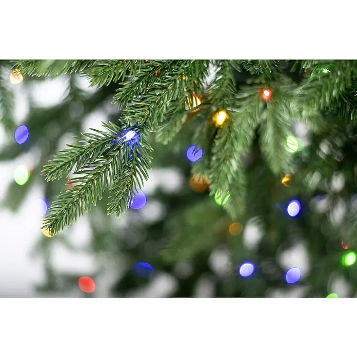 50 NRTH Künstlicher Weihnachtsbaum Sherwood - Höhe: 210 cm, Grün, LED-Beleuchtung - Nahaufnahme eines geschmückten Weihnachtsbaums mit bunten Lichtern, die eine festliche und warme Atmosphäre schaffen.