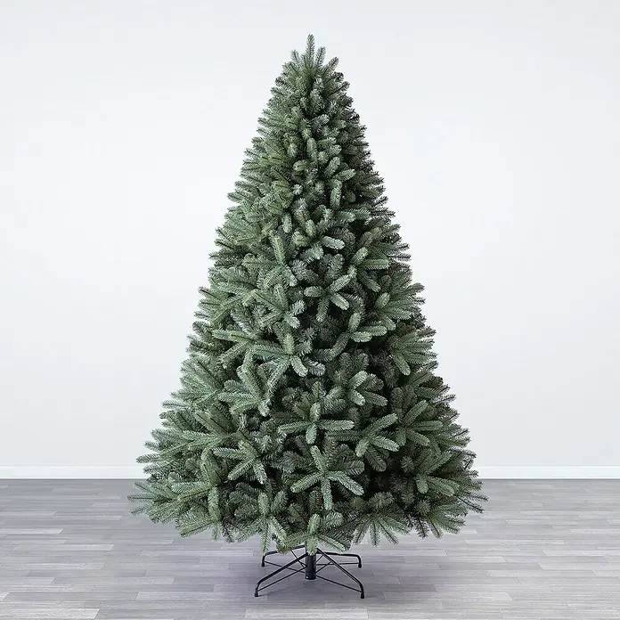 50 NRTH Künstlicher Weihnachtsbaum Vermont - Höhe: 240 cm, Grün, Standfuß - Eine detaillierte Aufnahme eines künstlichen, blaugrünen Weihnachtsbaums mit einem Metallständer vor einer weißen Wand.
