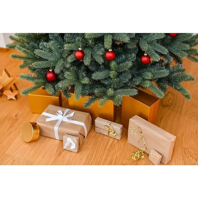 50 NRTH Künstlicher Weihnachtsbaum Vermont - Höhe: 210 cm, Grün, Standfuß - Stimmungsvolles Bild von Geschenken unter einem Weihnachtsbaum, der mit roten Kugeln geschmückt ist, auf einem warmen Holzboden.