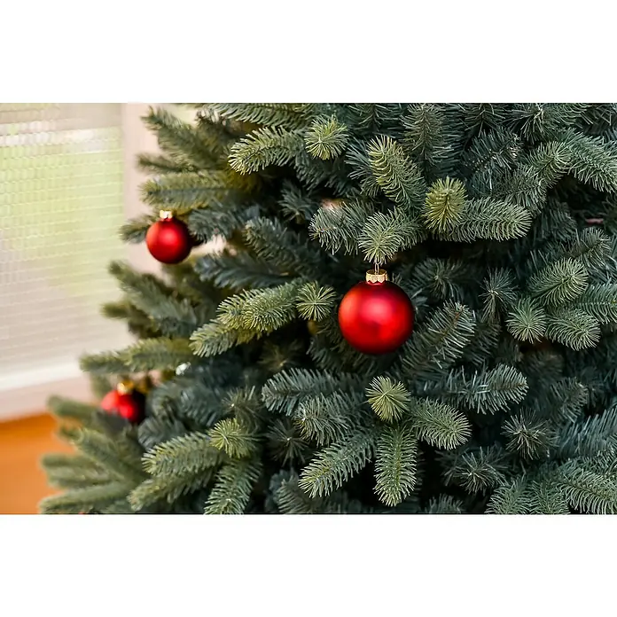 50 NRTH Künstlicher Weihnachtsbaum Vermont - Höhe: 240 cm, Grün, Standfuß - Detailaufnahme eines geschmückten Weihnachtsbaums mit roten Kugeln. Festliche Dekoration für die Weihnachtszeit.