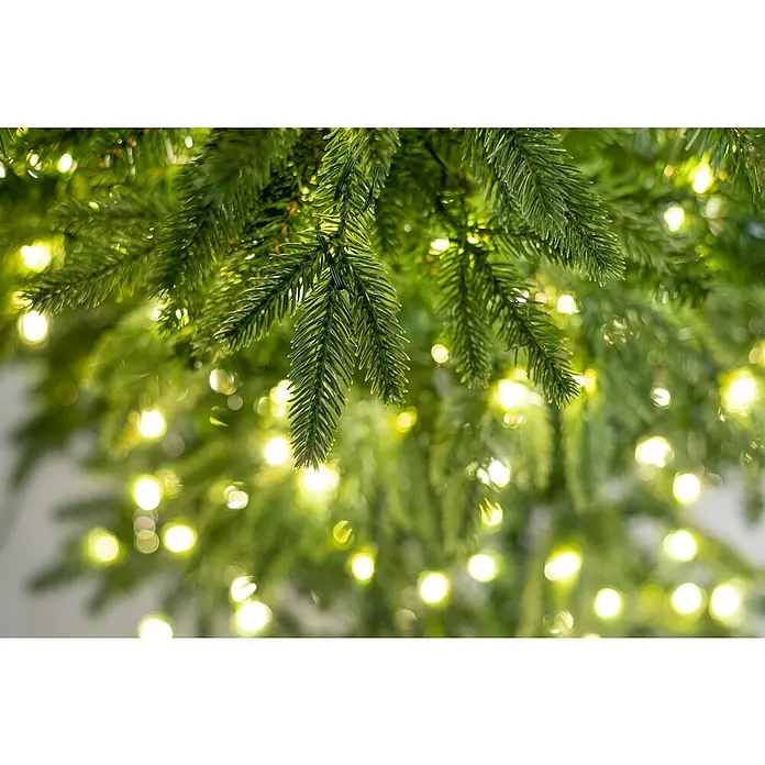 50 NRTH Künstlicher Weihnachtsbaum Sherwood - Höhe: 150 cm, Grün, LED-Beleuchtung - Nahaufnahme eines beleuchteten Weihnachtsbaums mit grünen Zweigen und warmweißem Licht, festliche Dekoration.