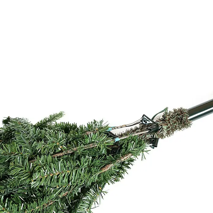 50 NRTH Künstlicher Weihnachtsbaum Sherwood - Höhe: 150 cm, Grün, LED-Beleuchtung - Nahaufnahme eines künstlichen Weihnachtsbaumastes, befestigt an einer Halterung.