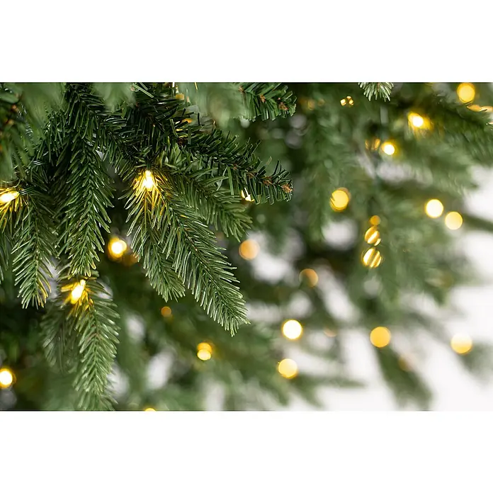 50 NRTH Künstlicher Weihnachtsbaum Sherwood - Höhe: 210 cm, Grün, LED-Beleuchtung - Detailaufnahme eines geschmückten Weihnachtsbaums mit warm leuchtenden Lichtern. Festliche Atmosphäre mit grünen Zweigen.