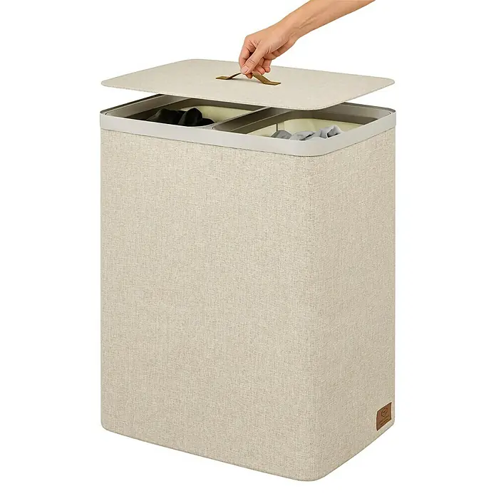Store It Premium Wäschesammler Ava - 67 x 56 x 40 cm, Beige - Wäschesortierer mit zwei Fächern und beigem Stoffbezug, Deckel wird von einer Hand geöffnet. Praktisch für die Wäscheorganisation.