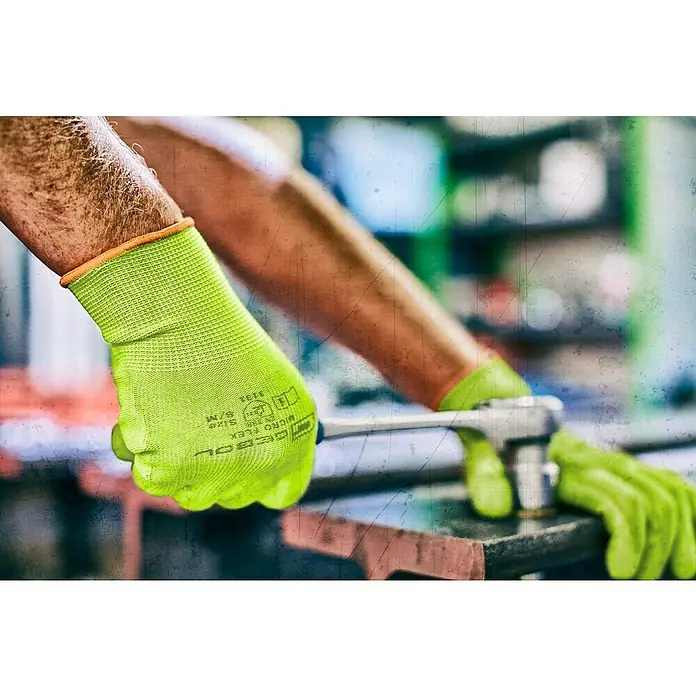 Gebol Arbeitshandschuhe Nano Flex - Neongelb, Polyester, 9 - Arbeitende Hände mit neongelben DEKOBOL-Handschuhen benutzen einen Schraubenschlüssel. Ideal für Mechaniker und Handwerker.