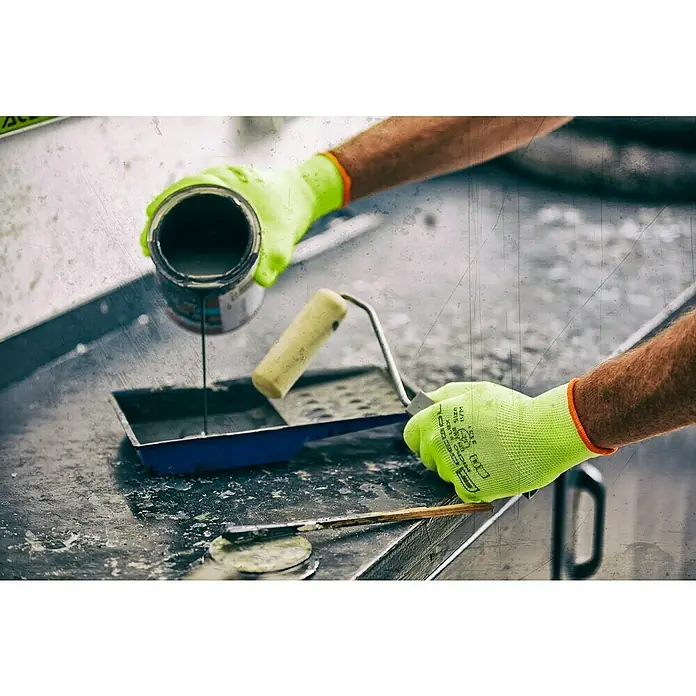 Gebol Arbeitshandschuhe Nano Flex - Neongelb, Polyester, 9 - Die Vorbereitung des Anstreichens mit einer Walze: Farbe wird in eine blaue Wanne gegossen, während gelbe Handschuhe die Hände schützen.