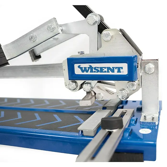 Wisent Handfliesenschneider RC 1200 - Max. Schnittlänge: 1.200 mm, Max. Fliesenstärke: 12 mm - Nahaufnahme einer Fliesenschneidemaschine von Wisent, die für präzise Schnitte in Fliesen sorgt.\n