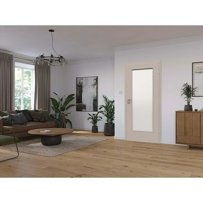 Classen PL Zimmertür Garda - 735 x 1.985 mm, DIN Anschlag: Rechts, Kaschmir, Röhrenspan - Elegante Innentür mit mattiertem Glasausschnitt in einem hellen Wohnzimmer, das durch natürliche Farben und stilvolle Dekorationen besticht.