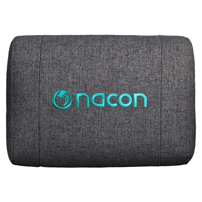 Nacon Silla de oficina PCCH-380 - Para Gamers, Gris, Cojín lumbar - Primer plano de un cojín de juego gris Nacon con el logo bordado. Ofrece comodidad y soporte durante el juego.