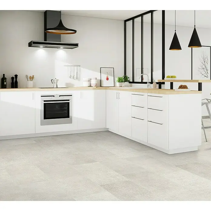 Feinsteinzeugfliese Rimini - 30,5 x 61 cm, Bianco, Matt - Helle Küche mit weißen Schränken, Holzarbeitsplatten, modernen Geräten und Bodenbelag für ein elegantes, minimalistisches Küchendesign.