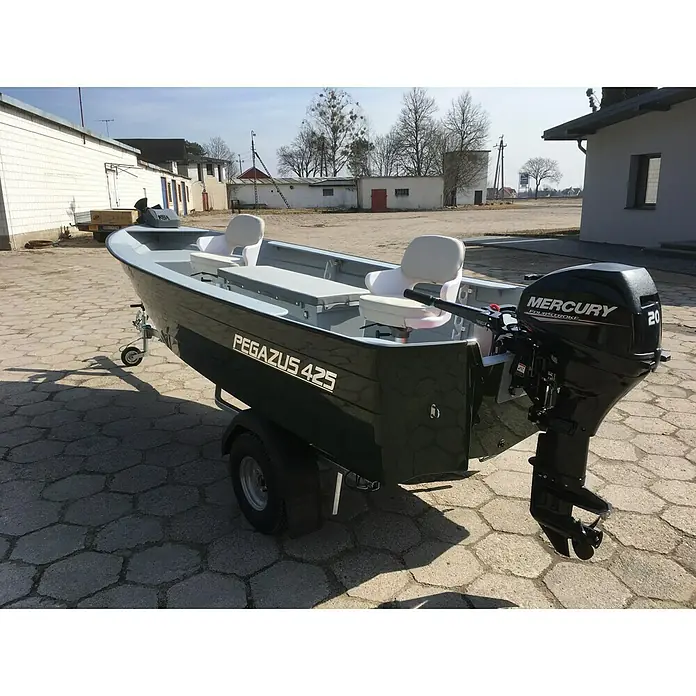 PEGAZUS GFK-Boot Fisher - Geeignet für: Max. 4 Personen, CE-Klasse C - Schwarzes Fischerboot Pegazus 425 mit Mercury 20 PS Viertakt-Außenbordmotor auf einem Anhänger.