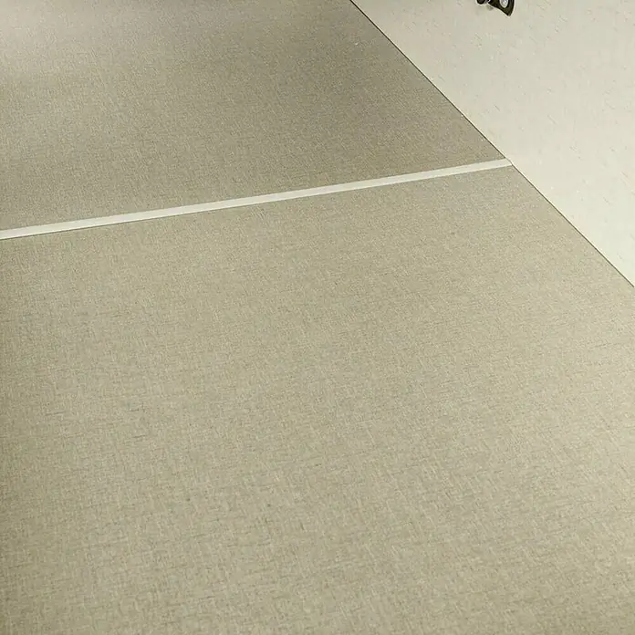 Espacio Descanso Canapé - L x An x Al: 190 x 90 x 32 cm, Blanco, Abatible - Primer plano de losetas de moqueta modular texturizadas con líneas de unión, ideales para oficinas o espacios comerciales que buscan una solución de suelo elegante y práctica.