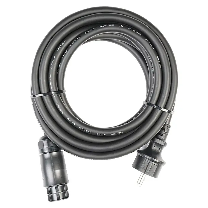Wechselrichter SUN-M80G4-EU-Q0 - 0% MwSt. (gem. § 12 Abs. 3 UStG) - Leistungsaufnahme: 800 W - Schwarzes Stromkabel mit Stecker und Buchse, aufgerollt präsentiert. Ideal für zuverlässige Verbindungen und einfache Handhabung.