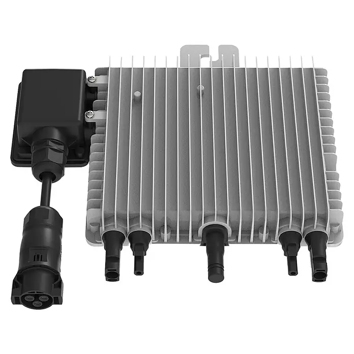 Wechselrichter SUN-M80G4-EU-Q0 - 0% MwSt. (gem. § 12 Abs. 3 UStG) - Leistungsaufnahme: 800 W - Das Bild zeigt einen Solarwechselrichter mit Kühlkörper und Anschlusskabeln für Photovoltaikanlagen zur Umwandlung von Solarstrom.
