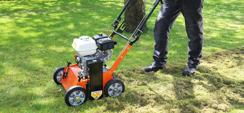 Boels Vertikutiermaschine im Garten im Einsatz